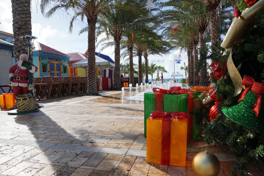 Christmas_gifts_beach